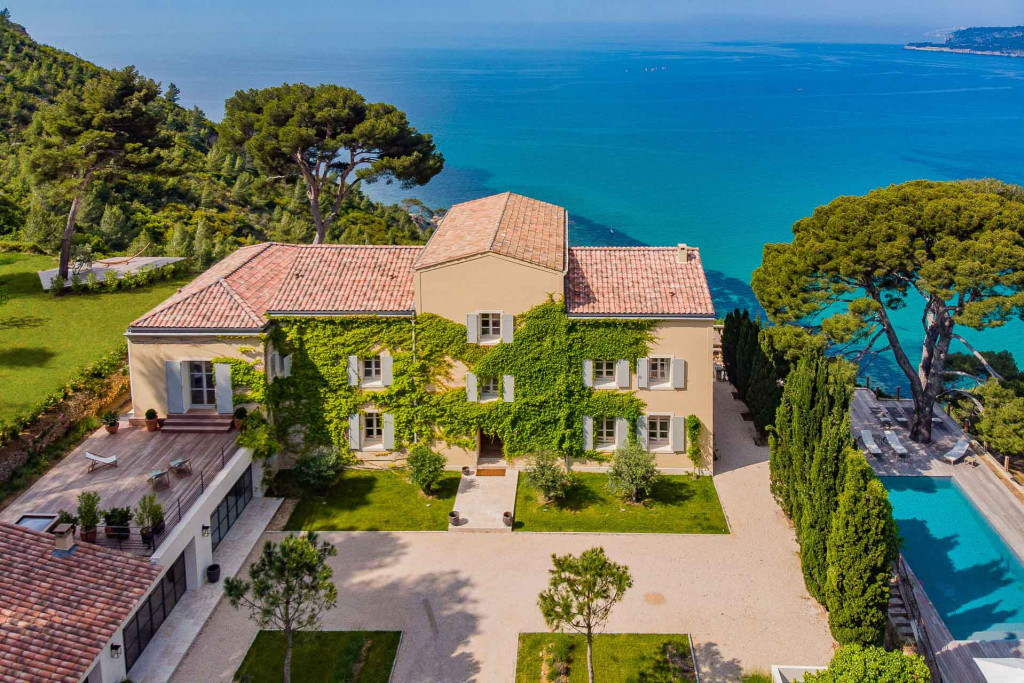 Nichée entre mer et collines, la Côte d’Azur incarne l’élégance et l’art de vivre méditerranéen. Afin d’offrir un cadre idéal pour un séjour exclusif, Homanie a soigneusement sélectionné des domaines privés et des demeures de prestige, s’étendant des bords de mer jusqu’à l’arrière-pays.
