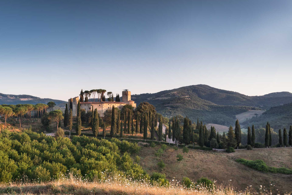 À la frontière entre l'Ombrie et la Toscane, la propriété la plus exclusive d’Italie rouvre ses portes avec un lot exceptionnel d’expériences immersives : ethnobotanique, centre équestre, cinéma en plein air et un superbe bathhouse.