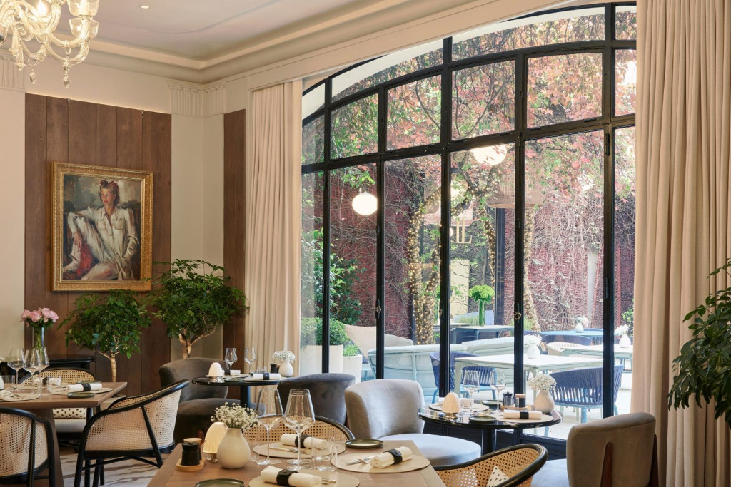 Trouver l'écrin parfait pour la Saint-Valentin relève souvent du numéro d'équilibriste. Entre le risque du cliché romantique et l'angoisse de la table impersonnelle, le choix du lieu en dit long sur l'état de votre relation. Voici un guide sur-mesure : à chaque étape de la vie de couple sa table emblématique.