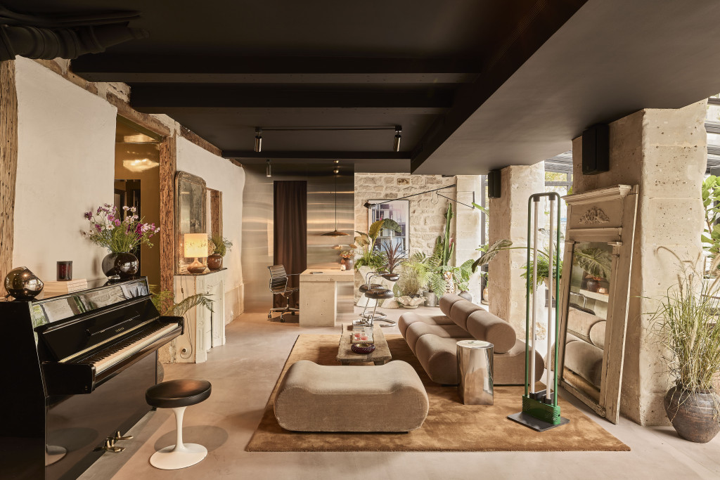 Après l’Hôtel Henriette, son adresse bohème des Gobelins, l’hôtelière et décoratrice Vanessa Scoffier change radicalement de registre avec Lulu, un nouveau boutique-hôtel au design affirmé, presque brutaliste, à deux pas du jardin du Luxembourg.
