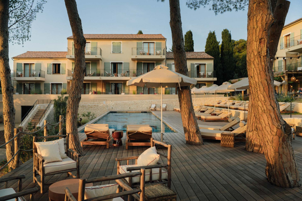 Dans une ancienne cave viticole oubliée du Nebbiu, cet hôtel 4 étoiles s’impose comme la plus belle surprise de ces dernières années en Haute-Corse. Design solaire, hospitalité sincère, cuisine engagée : une adresse déjà incontournable, à 5 minutes du golfe de Saint-Florent.
