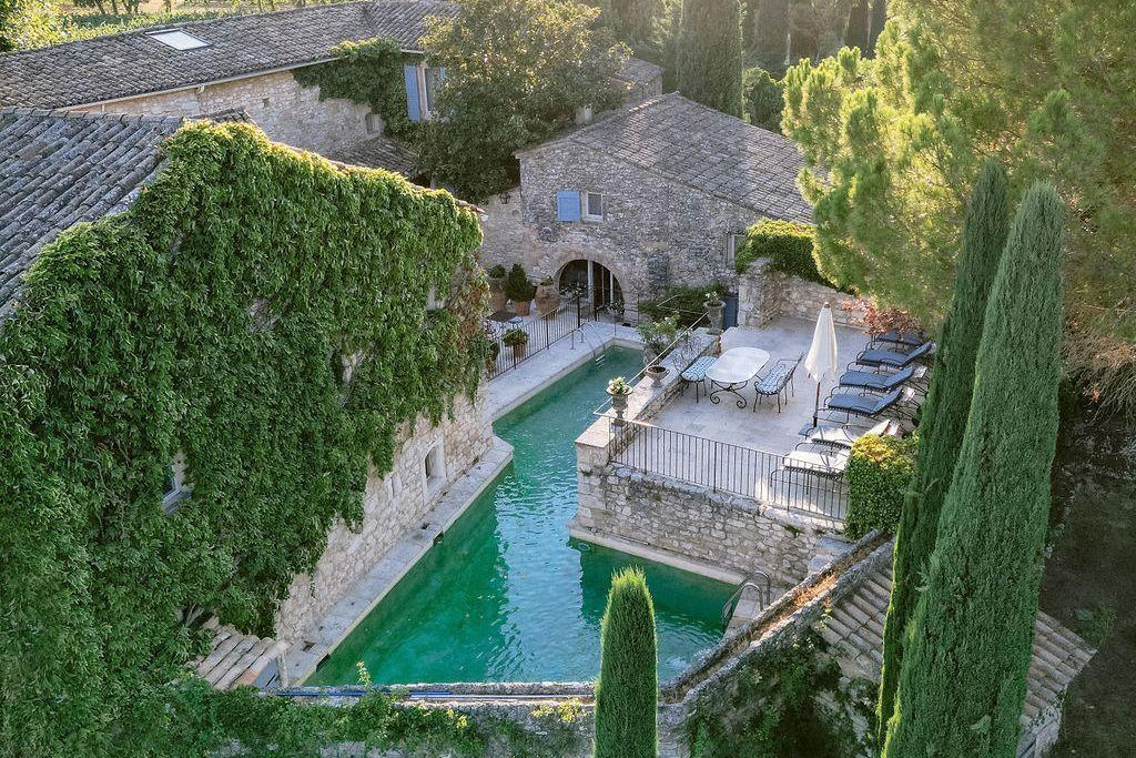 Voici notre sélection des meilleurs hôtels du Luberon, entre bastides luxueuses, complexes hôteliers de standing, mas provençaux plantés dans la garrigue ou adresses perchées au sein des villages emblématiques de ce coin de Provence si réputé.