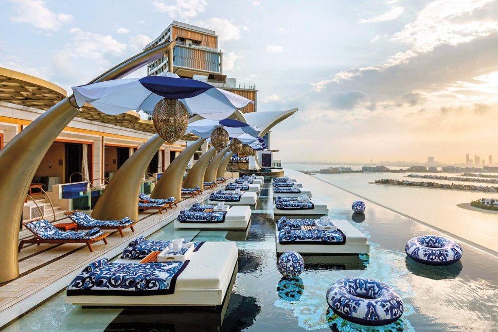 Si Dubaï regorge de beach clubs, tous ne se valent pas. Entre playlists saturées de rap, assiettes inégales et décor tape-à-l’œil, il peut être difficile de trouver la perle rare. Voici notre top 5 des beach clubs où l’on mange vraiment bien, et où l’on a envie de revenir encore et encore.  