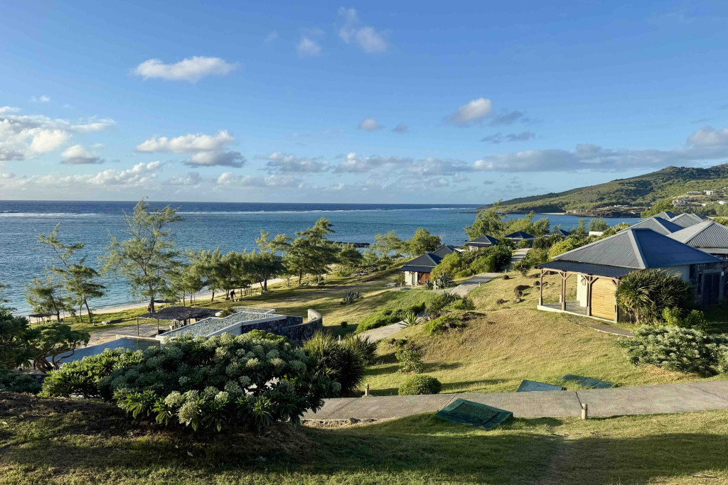 L’île de Rodrigues, extraordinairement authentique, préservée et dépaysante, captive avec le Constance Tekoma, hôtel 4 étoiles au fort engagement écologique niché sur la belle plage d’Anse Ally. Au programme : randonnées côtières, snorkeling dans l'un des plus vastes et colorés lagons au monde, excursions sur les îlots, paysages rocheux, spa et détente au milieu de l’Océan Indien mais à seulement 1h30 de vol direct depuis l'Ile Maurice ou 2h de la Réunion.