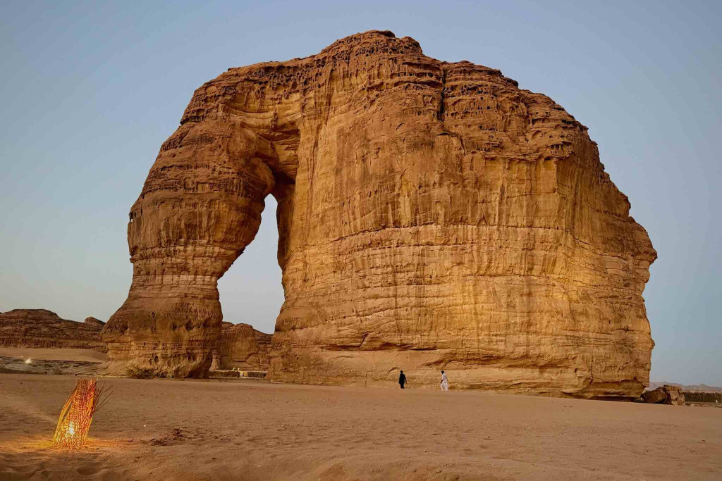 Entre les lagons turquoise de la mer Rouge et les canyons flamboyants d’AlUla, cet itinéraire saoudien déroule récifs coralliens, nuits sous les étoiles, îles sauvages et échappées désertiques. De Nujuma au St. Regis Red Sea Resort jusqu’aux falaises spectaculaires de Desert Rock et aux tombeaux antiques d’AlUla, l’aventure promet des hôtels sublimes et des souvenirs intenses. Préparez vos valises pour un roadtrip d’une semaine à dix jours, idéal en hiver ou au printemps pour fuir le froid européen.


