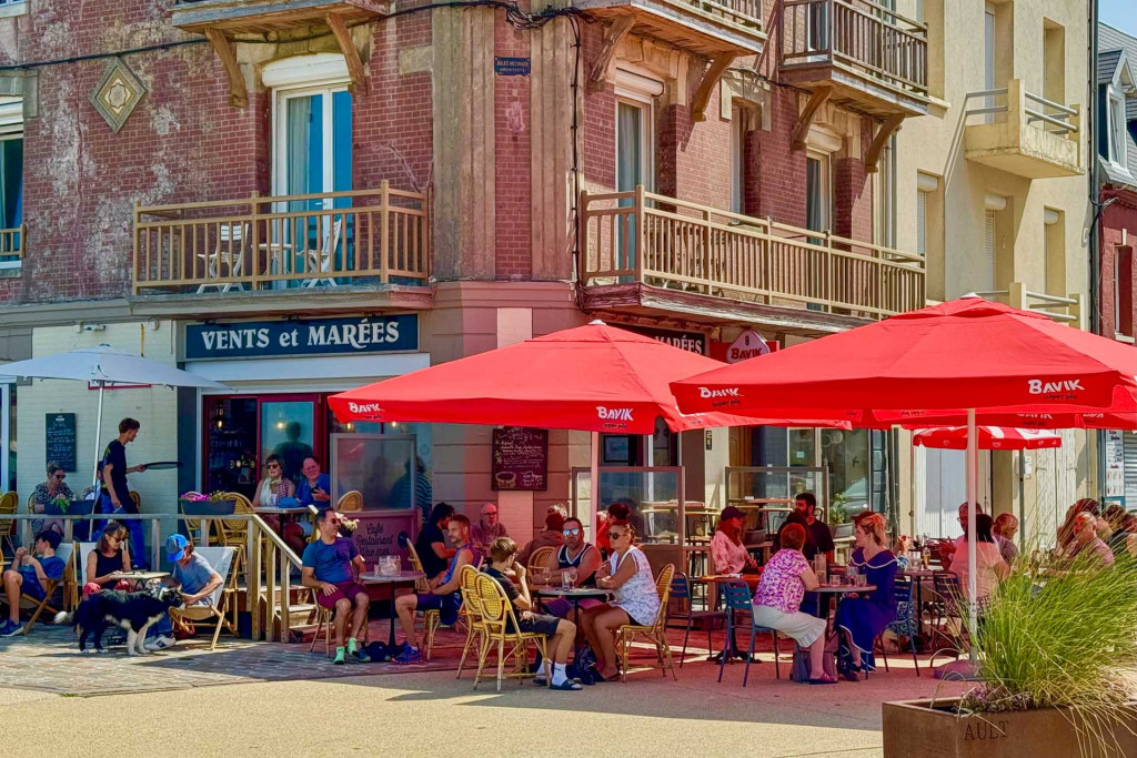 Au soleil, face à la mer, on s’est attablé Aux Vents et Marées, le restaurant à Ault signé Fabrice Bloch. Entre Baie de Somme et falaises de la Côte d’Opale, le chef y cisèle une cuisine locavore qui a déjà tout d’une halte incontournable. Vendredi 15 août 2025 : récit d’une Assomption culinaire. 