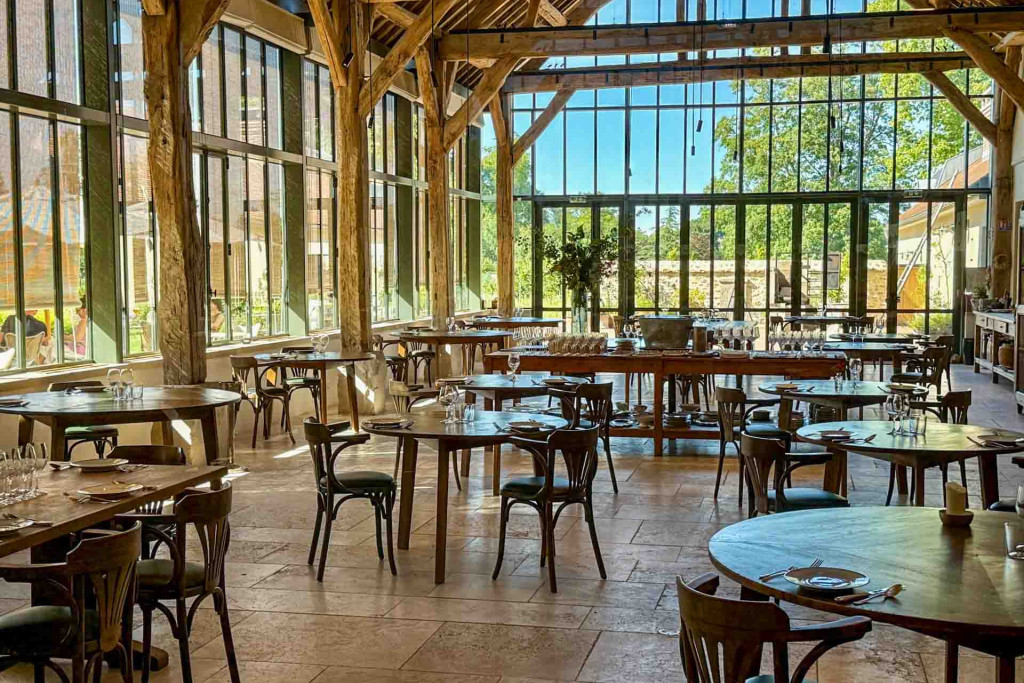À 45 minutes de Paris, à Saint-Vrain, le Doyenné conjugue ferme, restaurant et chambres d’hôtes. Imaginé par les Australiens James Henry et Shaun Kelly, ce lieu singulier marie gastronomie et agriculture régénératrice. Nous y avons dîné, dormi et goûté à une expérience hors du commun. Idéal pour un week-end proche de Paris, il fait déjà courir le monde entier.
