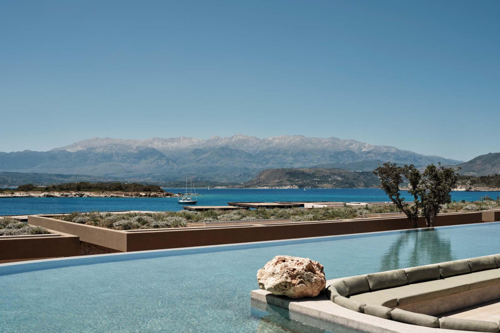 Après trois années de construction, le JW Marriott Crete Resort & Spa a ouvert ses portes à l'automne dernier sur la côte nord-ouest de l'île. Premier établissement de la marque américaine en Crète, ce resort au standing international réinvente le luxe balnéaire grec.