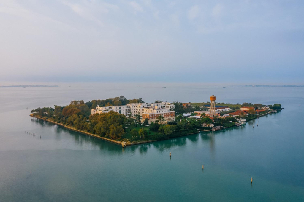 Posée sur une île privée de 16 hectares en pleine lagune vénitienne, le JW Marriott Venice Resort & Spa offre une parenthèse insulaire inédite entre Venise et le Lido. Architecture signée Matteo Thun, spa de 1 750 m² et restaurant étoilé Dopolavoro composent une adresse aussi sereine que raffinée.