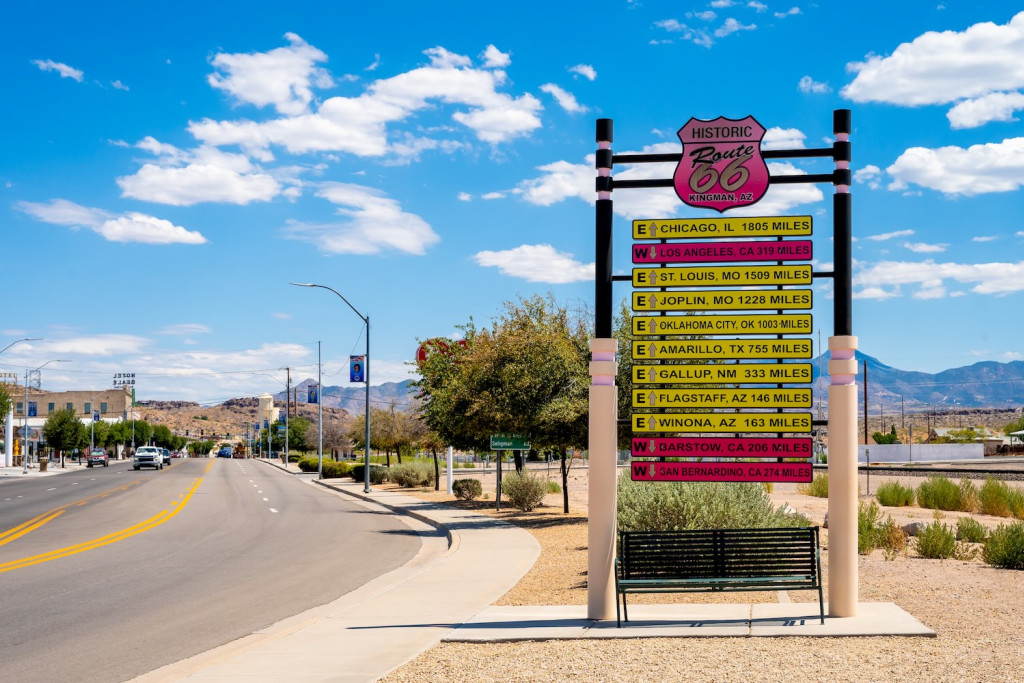 Longue de 3940 kilomètres, de Chicago à Los Angeles, la Route 66 est l'un des road trips mythiques des États-Unis. Construite pour relier les villes rurales aux grandes métropoles de huit États et ouvrir aux familles une route vers l'Ouest, elle offre aujourd'hui une plongée nostalgique dans l'Amérique d'hier, entre diners rétro, motels iconiques et attractions décalées. Pour ses 100 ans le 11 novembre prochain, Yonder vous dévoile un itinéraire idéal pour un road trip d'une semaine.