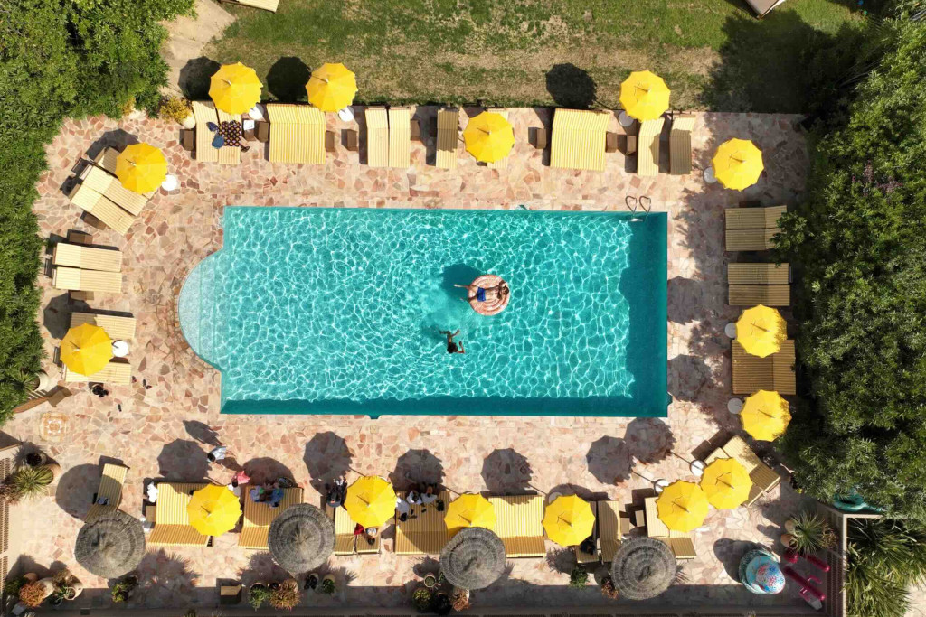 Avec son esthétique rétro, ses palmiers et son atmosphère décontractée, Casarose fait souffler un air de Californie sur la Riviera. Notre avis sur cet hôtel 4 étoiles à Mandelieu-la-Napoule, près de Cannes.