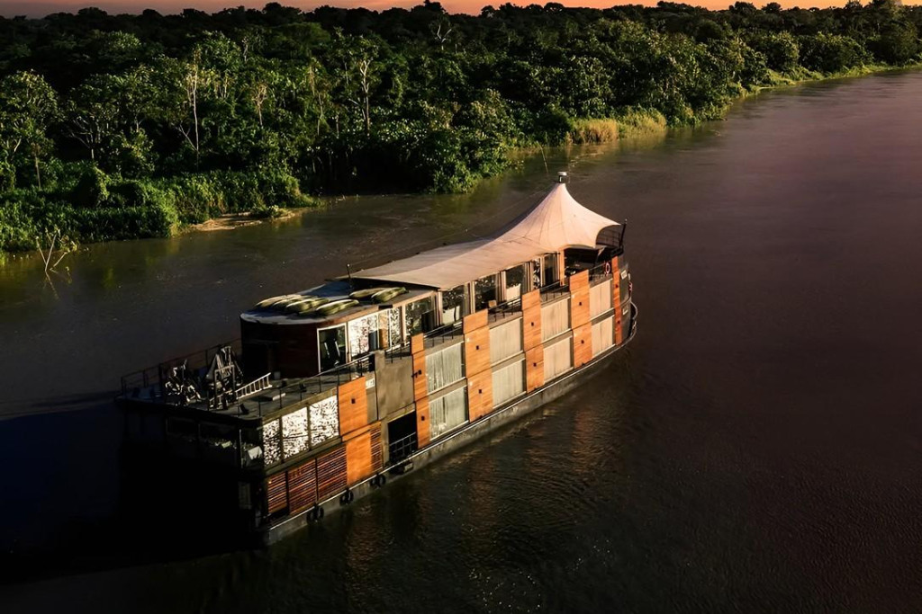 L’Amazonie se découvre idéalement depuis le fleuve. À bord, le voyage se fait au plus près de la forêt, de la faune et des villages qui bordent ses rives. Du Brésil au Pérou, certaines croisières en Amazonie se distinguent par la beauté de leur parcours, la singularité de leur bateau et la qualité de l’expérience proposée. 

