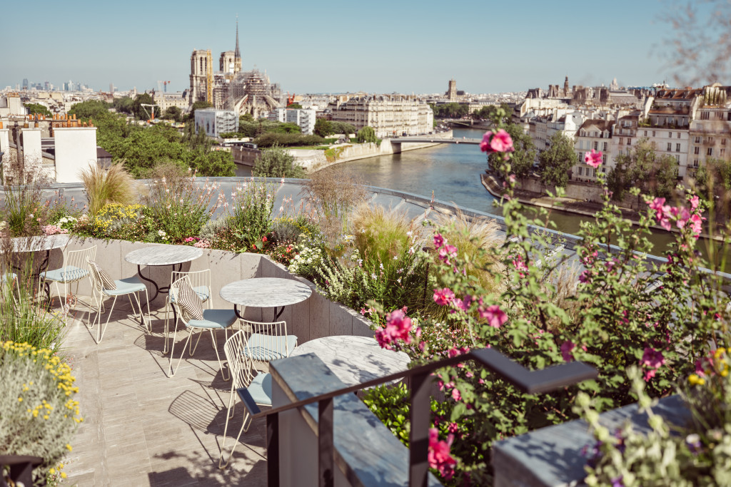 Le retour du soleil signe celui des terrasses : Yonder a sélectionné les meilleures terrasses où s’installer pour boire et grignoter à Paris.