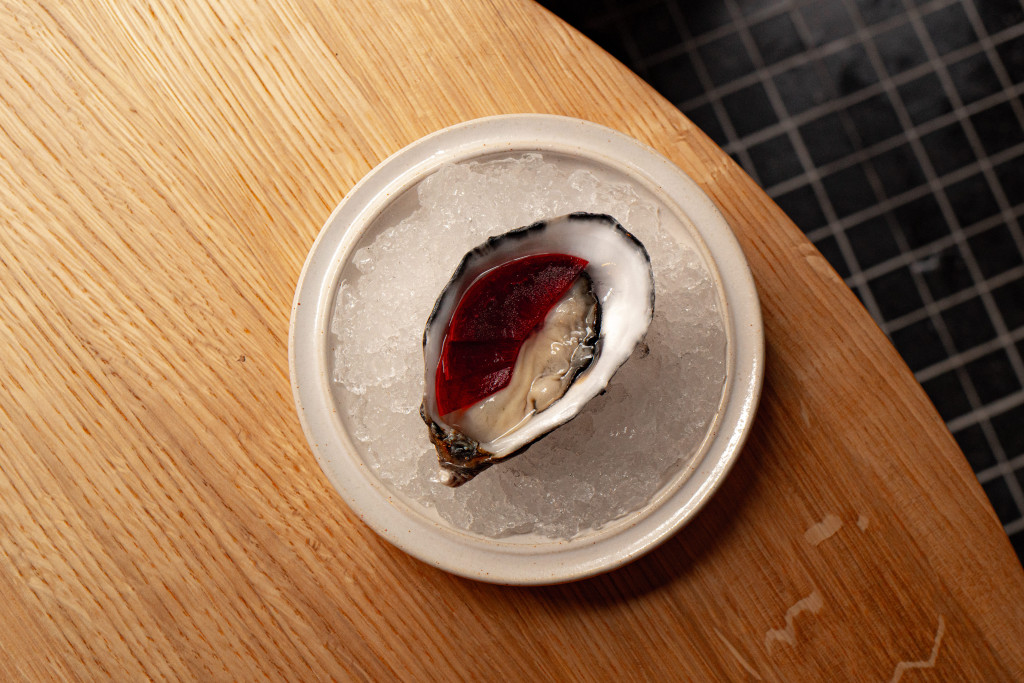 Annoncé dans les 10 nouvelles tables à booker à travers le monde par le 50BEST au début de l'année, Yonder a été le premier à s'attabler chez Cypsèle, à son tout premier service, le 27 novembre dernier. Impressions à chaud.