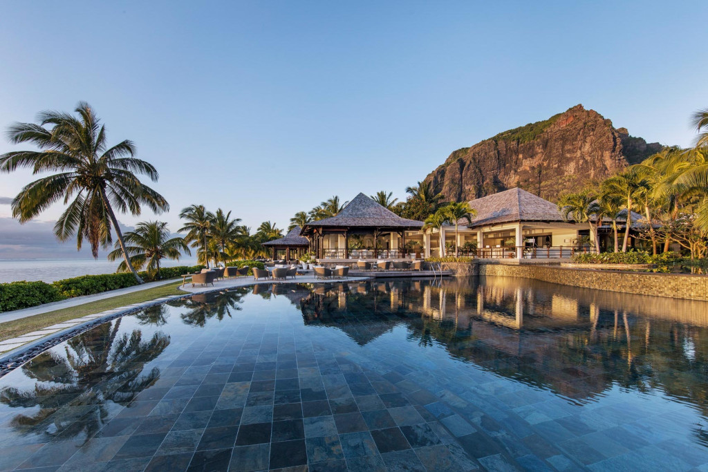 Sur la côte ouest de l’île Maurice, entre la majestueuse montagne du Morne Brabant et le lagon, le LUX* Le Morne, luxueux resort les pieds dans l’eau, est une invitation pour les honeymooners à s’immerger dans un paysage de carte postale.