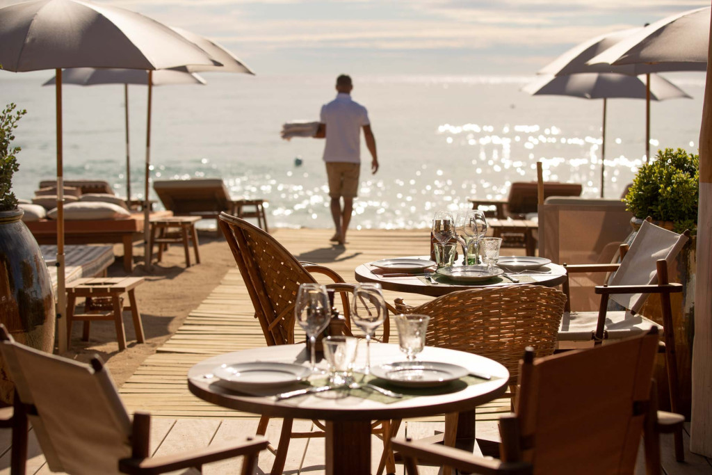 Destination star de la Côte d'Azur, Saint-Tropez s’illustre par la diversité de son offre culinaire. Notre sélection de 23 restaurants classés par style : entre tables gastronomiques et adresses les pieds dans le sable, sans oublier les spots festifs indissociables de la vie tropézienne.