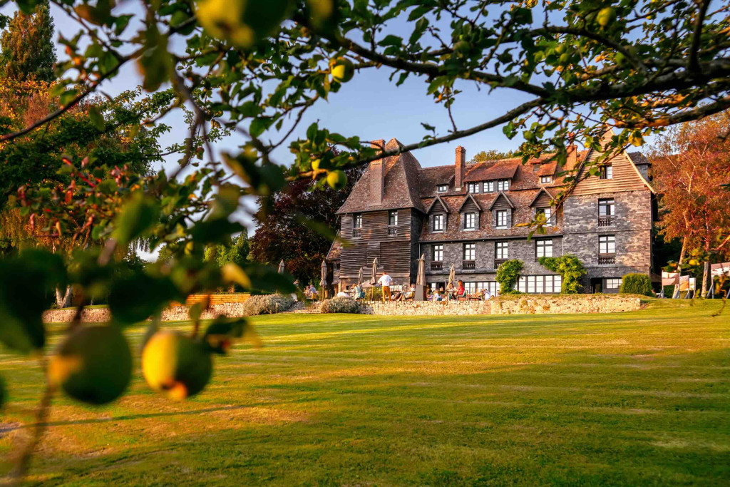 Entre bocage et falaises, vergers et estuaires, la Normandie cultive un art de vivre singulier, fait de paysages doux et d’un patrimoine aussi prégnant qu’emblématique. Tour d’horizon des hôtels de charme où découvrir la Normandie de façon intime et inspirante.