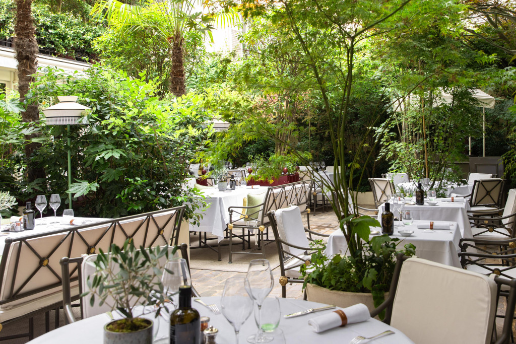 À l’arrivée des beaux jours, la quête de la terrasse parfaite devient un vrai sport parisien. Voici nos restaurants avec terrasse à Paris ultimes, choisis pour leur décor, leur atmosphère, leur carte et cette capacité rare à faire oublier, le temps d’un déjeuner ou d’un dîner, que l’on se trouve en plein Paris... 