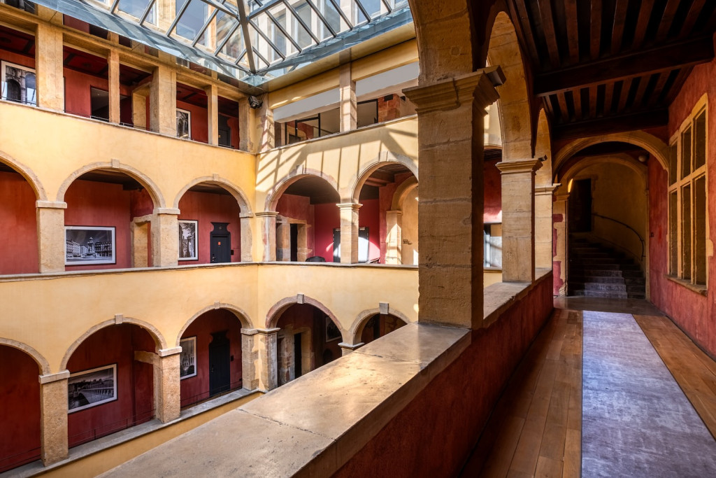 Derrière la réputation gastronomique et les bouchons, Lyon cache une ville de collines, de traboules et de quartiers qui ont chacun leur caractère. Pour un week-end en amoureux, elle offre des adresses d'une grande diversité : palaces perchés sur Fourvière, hôtels particuliers Renaissance dans le Vieux-Lyon, suites confidentielles en presqu'île. Voici cinq hôtels pour un séjour romantique dans la capitale des Gaules.
