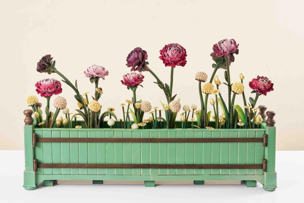 À Paris et en région, palaces, grandes maisons et chocolatiers indépendants renouvellent l'exercice de Pâques avec des créations toujours plus spectaculaires et inspirées. Voici notre sélection des plus beaux œufs en chocolat à chasser cette année.