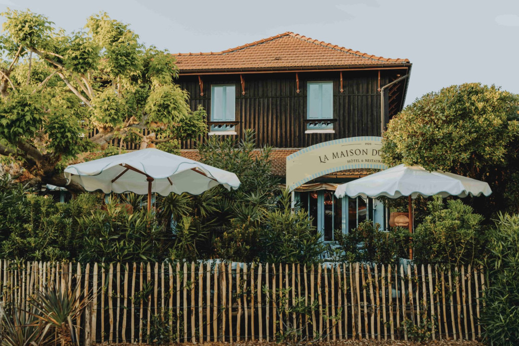 La Presqu’île du Cap Ferret, entre l’océan Atlantique et le bassin d’Arcachon, est devenue ces dernières années l’une des destinations les plus prisées du littoral français. Un succès qui n’a rien d’un hasard : ici, pas de luxe ostentatoire, mais un art de vivre authentique rythmé par les sorties en bateau, les sessions de surf, les longues balades et le plaisir de profiter d’une nature préservée.