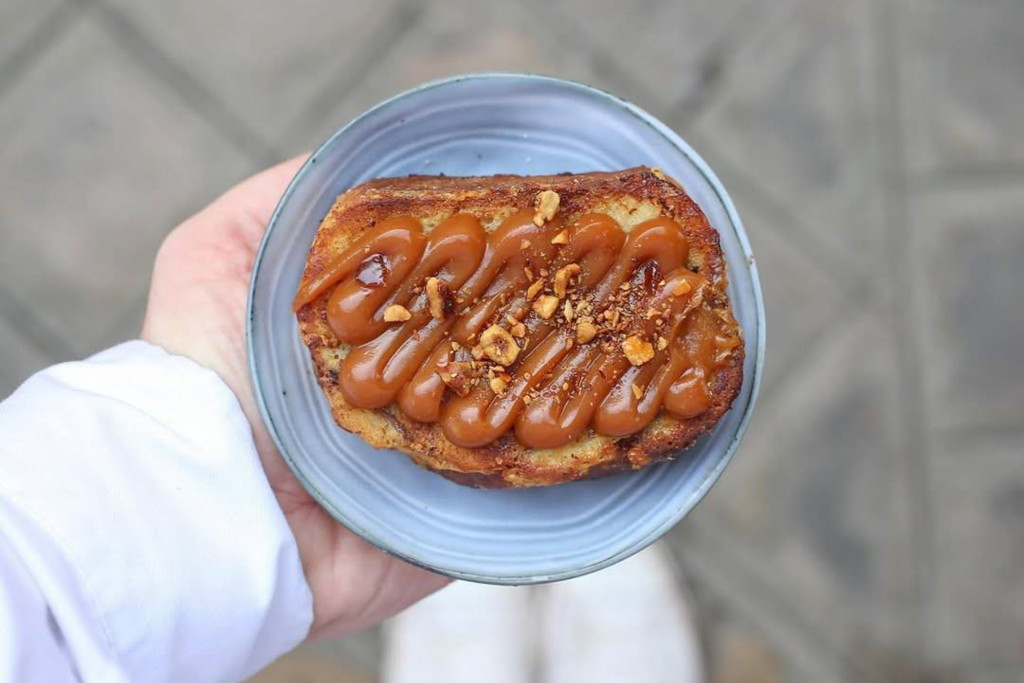 Dessert antigaspi par excellence, le pain perdu est devenu une référence sur la carte des restaurants et des brunchs. Jusqu’à s’endimancher pour devenir un dessert de luxe servi dans les palaces. Yonder vous emmène découvrir les meilleurs de la capitale.
