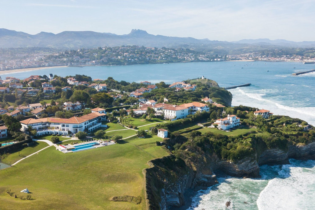 Entre l'Atlantique, les forêts de pins, les vignobles et les rives du Tarn, le Sud-Ouest regorge d'adresses où s'offrir une parenthèse à deux. De Saint-Jean-de-Luz à Albi, en passant par le Bassin d'Arcachon et les Landes, découvrez les plus beaux hôtels où s'offrir un week-end romantique dans le Sud-Ouest.