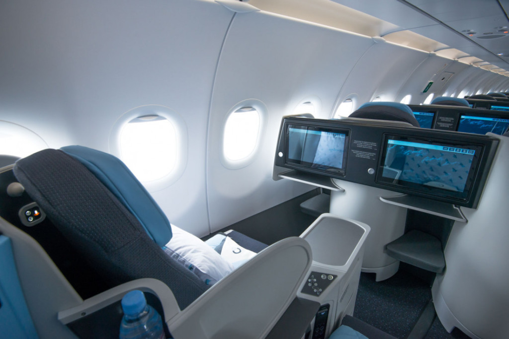 Nous avons testé La Compagnie entre l’aéroport de Paris Orly et celui de Newark à New York. Cette compagnie aérienne régulière française propose un vol 100 % classe affaires à des prix compétitifs, au départ de Paris depuis juillet 2014, Nice depuis mai 2019 et enfin Milan depuis 2022. Embarquement immédiat.
