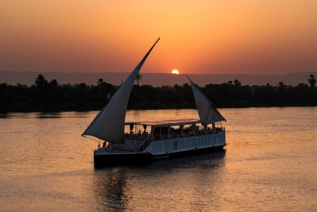 Lazuli Nile Cruises dévoile Amarna, une dahabeya qui retrouve l'esprit des voyages d'antan. Elle n'a aucun moteur, avance grâce à deux voiles latines et tire toute son énergie du soleil. Une expérience silencieuse et intime, fidèle à l'histoire de la navigation égyptienne.
