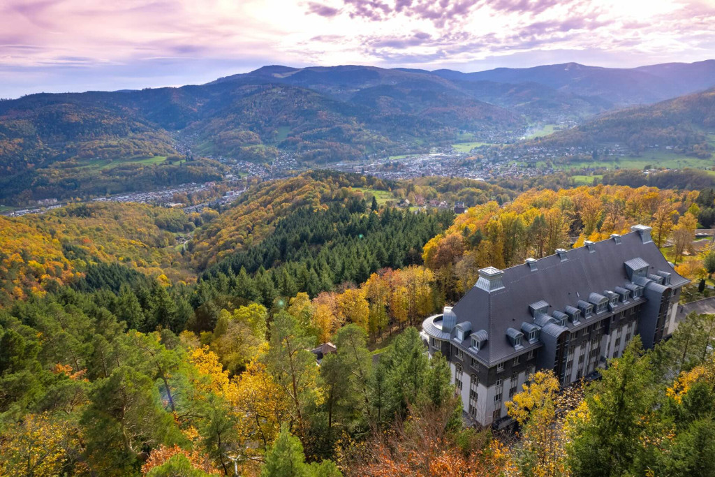 Sur les hauteurs de la vallée de Munster, le Domaine de Haslach rouvre ses portes après sept ans de rénovation. Ancien sanatorium transformé en hôtel 4 étoiles, le lieu propose une expérience immersive entre nature, bien-être et panorama sur le massif des Vosges. 
