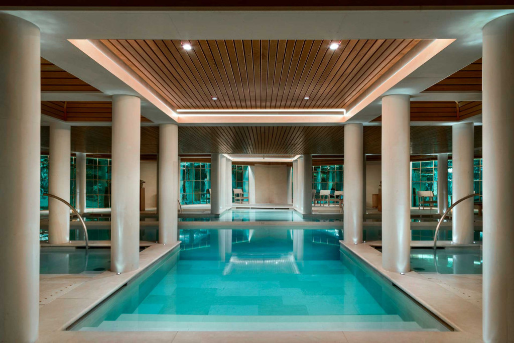 En altitude, les spas d'hôtel offrent des rituels conçus pour soulager les muscles fatigués, revitaliser l'énergie ou simplement se détendre. Ces adresses de bien-être en altitude invitent à retrouver l'harmonie du corps et de l'esprit. Explorez nos hôtels spa à la montagne favoris dans les Alpes françaises (et les Pyrénées).