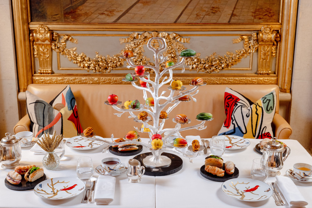 Au Meurice, Cédric Grolet réinvente le tea-time du Dalí en une dégustation à part entière. Une expérience gourmande et très construite, où le salé dialogue avec des fruits en trompe-l’œil miniatures et des pâtisseries servies encore tièdes.