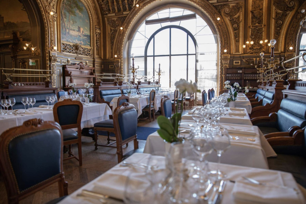 Institutions intemporelles de la capitale, les brasseries font partie de l’âme de Paris. Derrière leurs banquettes en moleskine, leurs serveurs en tablier et leurs cartes célébrant les grands classiques de la cuisine française, elles racontent un art de vivre que le monde entier nous envie. Des adresses historiques aux tables les plus animées, découvrez notre sélection des brasseries parisiennes préférées.