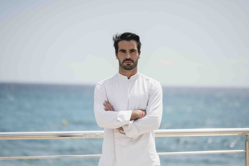 La plupart des gens ont découvert Ilane Tinchant dans le programme Top Chef de cette année, petit prodige de Fabien Ferré dans la brigade cachée, mais cela fait pourtant déjà un an, jour pour jour, qu'il est à la tête d'un restaurant gastronomique avec vue, et de plus en plus en vue...