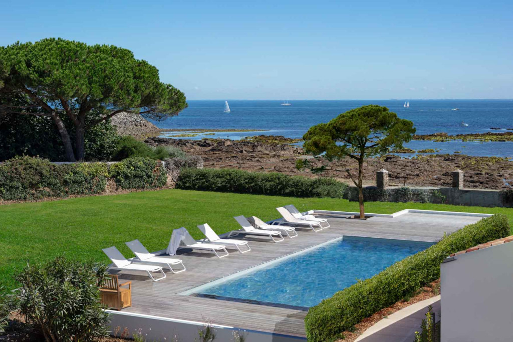 Longtemps cantonnée à son littoral et à ses stations familiales, la Vendée cache pourtant une scène hôtelière en pleine évolution. Sur la côte, dans les terres ou sur ses îles, une nouvelle génération d’hôtels repensent l’expérience du séjour, avec une attention particulière portée au cadre et au confort. Tour d’horizon des meilleures adresses du département, signé Yonder.