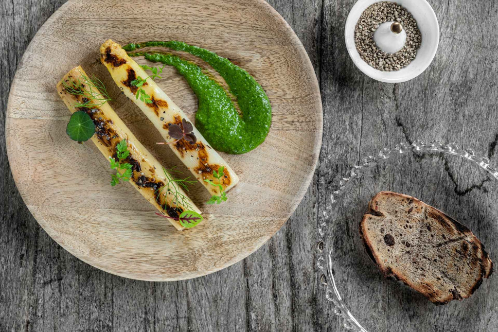 Si on ne présente plus le restaurant Michel Guérard - trois Étoiles au guide Michelin depuis plus de 45 ans (!) - on redécouvre avec joie L'Orangerie, le jardin d'hiver du domaine familial, auréolé d'une Étoile depuis mars 2025 et idéal pour prolonger l'été.
