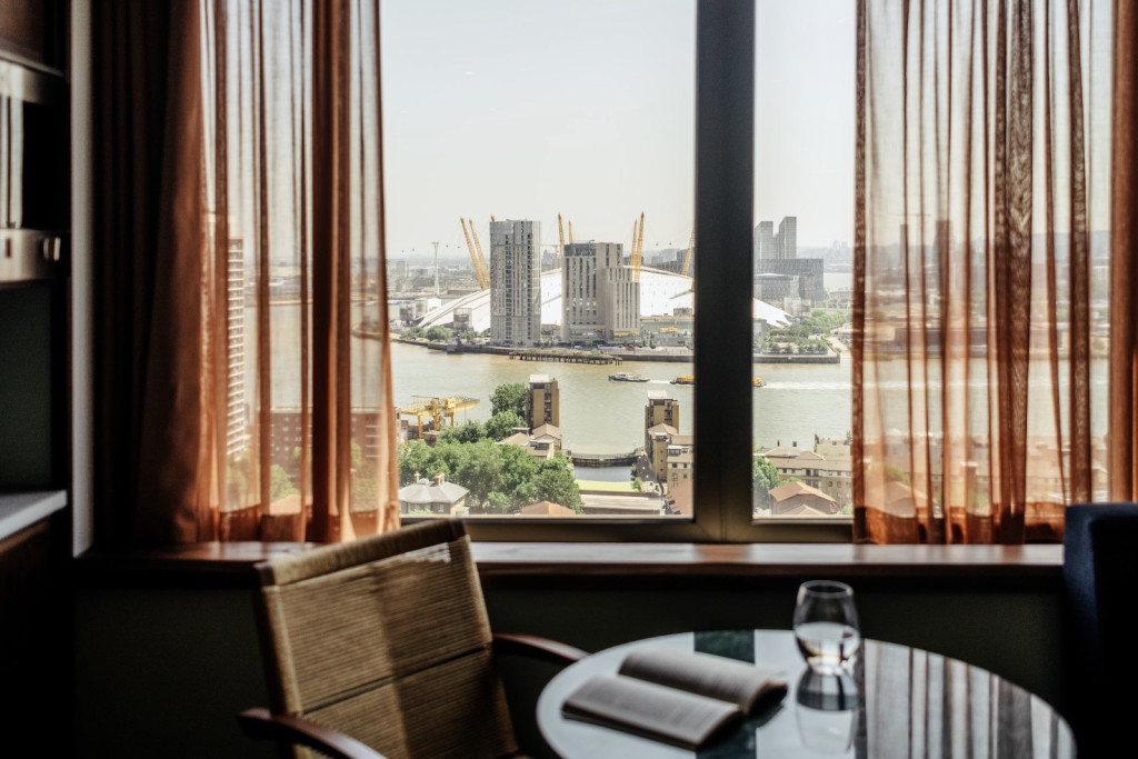 Design inspiré des années 1960, vues sur la Tamise et la skyline de l’Est londonien : l'hôtel 4 étoiles Locke London Canary Wharf est la nouvelle adresse lifestyle du groupe Locke, imaginée par le studio Holloway Li.