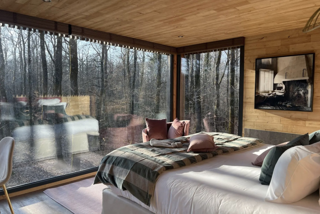 Et si l’on s'évadait au vert sans faire de compromis ? Domaines confidentiels, lodges en forêt et châteaux d'exception : nos 5 hôtels écoresponsables préférés dans la campagne française. 