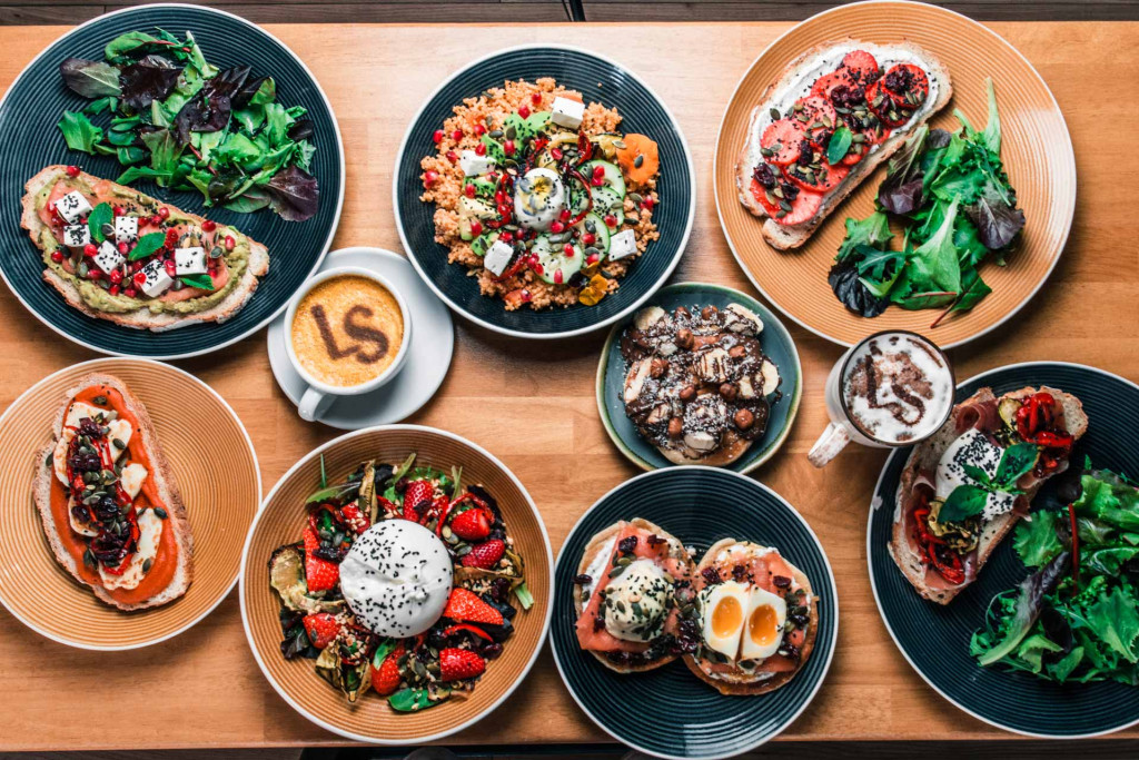 Si la capitale regorge de bonnes adresses brunch, d’autres villes franciliennes peuvent se targuer de proposer de nombreux spots où s’adonner à cette pratique. En commençant par la plus royale de toutes : Versailles. Suivez-nous à la découverte des meilleurs brunchs de Versailles, des plus luxueux aux plus atypiques.