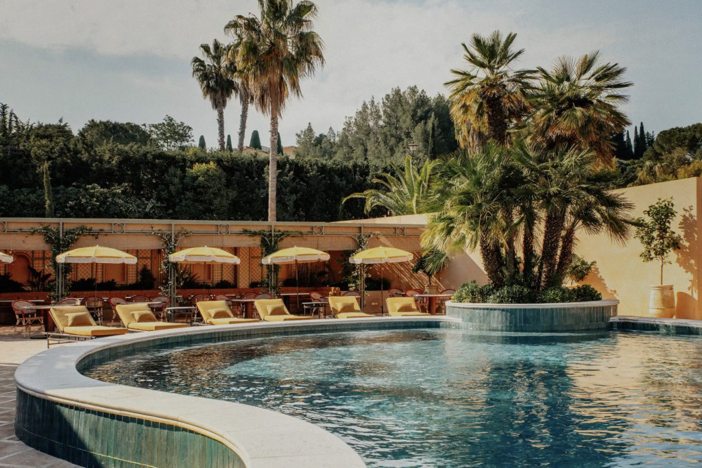 La Côte d’Azur offre plusieurs façons de s’échapper à deux. Bord de mer, village perché, jardin à l’abri des regards ou terrasse avec vue : nous avons retenu cinq hôtels pour les amoureux sur la Côte d'Azur. 