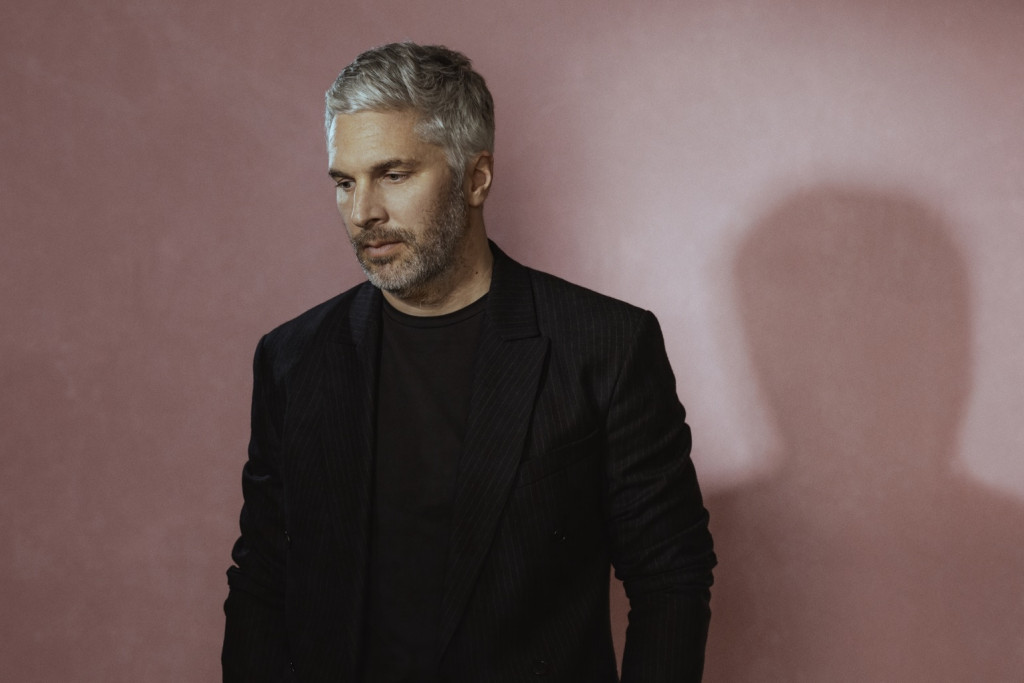 Fondateur de Maison Malapert, studio d'architecture d'intérieur parisien spécialisé dans l'hospitalité, Michaël Malapert a imposé une signature reconnaissable entre toutes : celle de la théâtralité au service du sens. Du Boudoir des Muses au Lordy's au Sofitel Baltimore, en passant par Chouchou Hôtel, ses projets partent systématiquement du contexte pour construire une narration. Portrait d’un architecte qui dessine encore à la main et préfère les jardins aux lobbys survoltés.