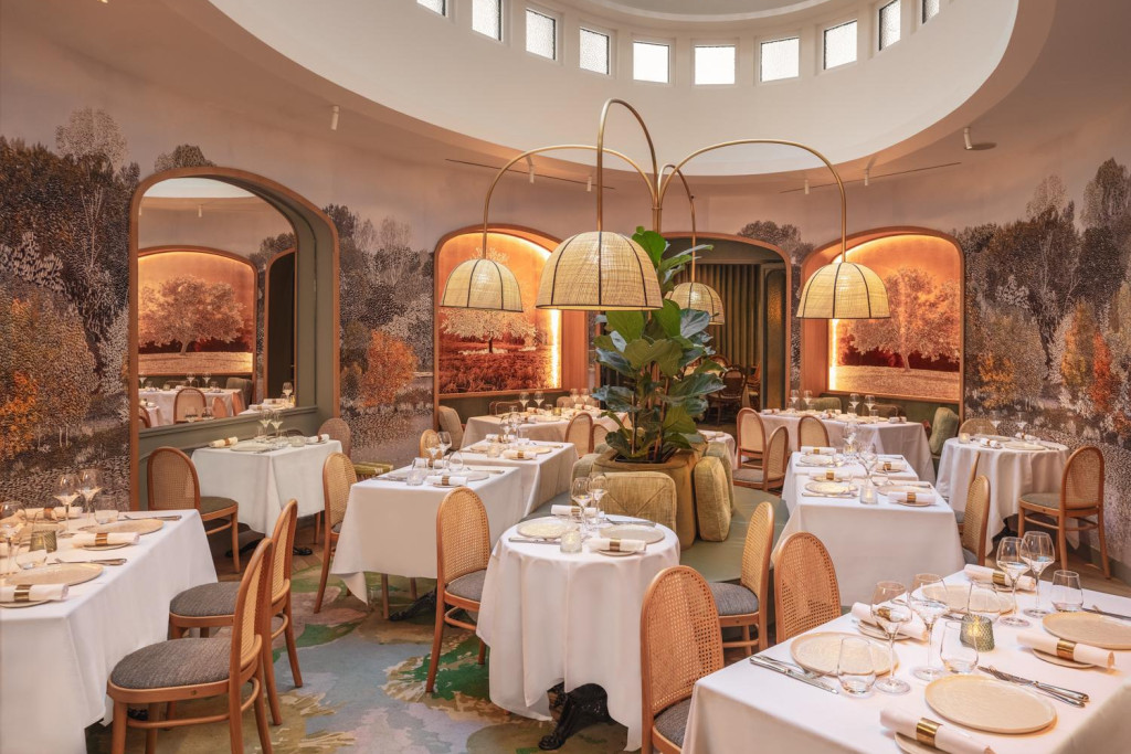 En duo pour un dîner romantique, direction le restaurant Le Serpentine de l’hôtel Miss Fuller, situé à proximité de l’Arc de Triomphe. Une adresse aux accents gastronomiques, portée par un cadre enchanteur et une cuisine raffinée.