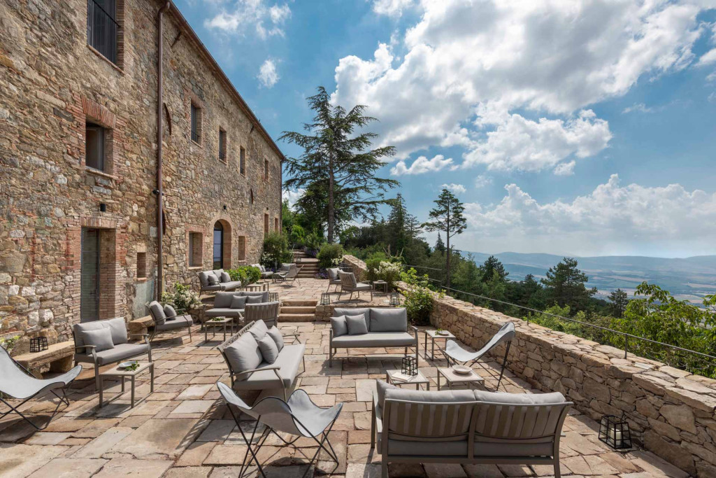 Au bout d’une route blanche qui serpente à travers les collines du Val d’Orcia, Monteverdi apparaît presque par surprise. Cette adresse singulière occupe un village médiéval entier, restauré avec patience. Un projet fou, mené avec une sensibilité rare, où les maisons de pierre brute abritent aujourd'hui un refuge de très haut vol. Nous avons posé nos valises dans cette théâtrale retraite toscane.