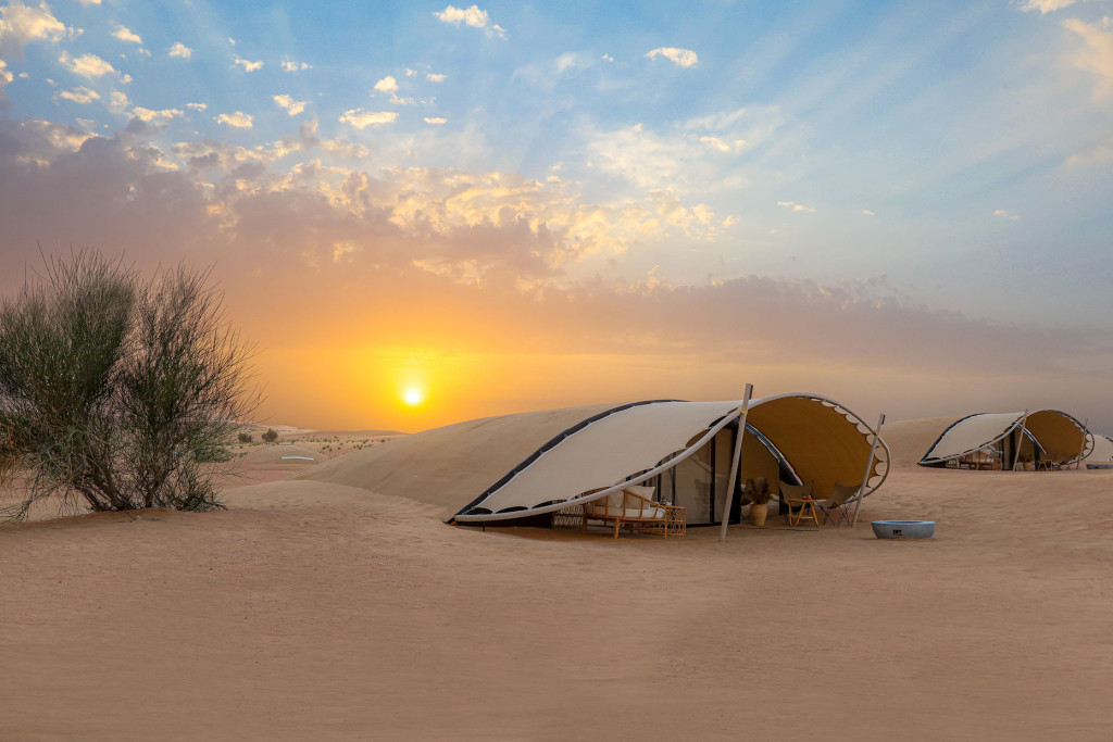 Depuis le centre-ville et les gratte-ciel de Dubaï, il faut à peine une heure pour arriver en plein désert. Oryx, dunes et lever de soleil d’anthologie nous accueillent dans ce luxueux campement.

