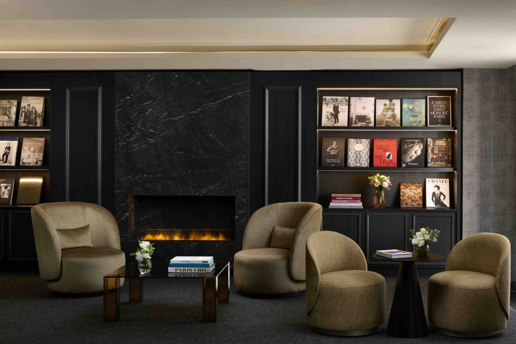 À deux pas du Triangle d'Or, le NH Collection Paris Ponthieu Champs-Élysées vient de rouvrir ses portes après une rénovation complète. Derrière une façade haussmannienne discrète se cache un boutique-hôtel où le néoclassicisme flirte avec des touches Art déco. Direction le 8ᵉ arrondissement pour un séjour test.
