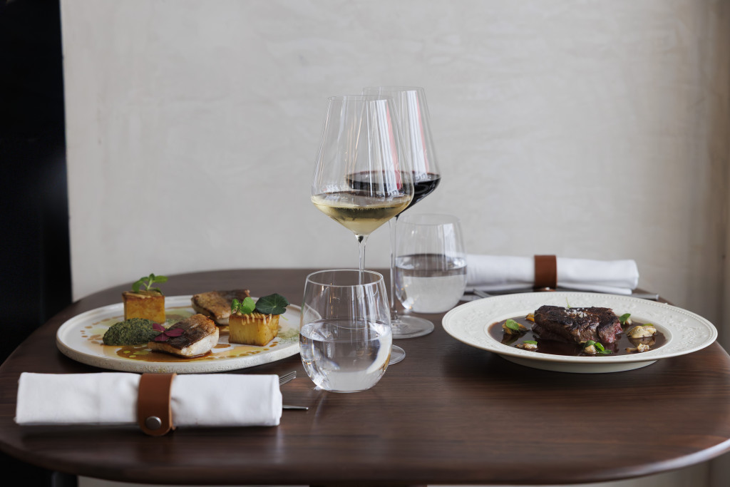 Le 17ᵉ tient enfin son adresse affûtée : Noé, bistrot contemporain adossé à une cave monumentale. Porté par un duo père-fille inspiré, le lieu s’impose déjà comme la nouvelle adresse sérieuse d’un quartier qui manquait cruellement de tables dignes de ce nom. 