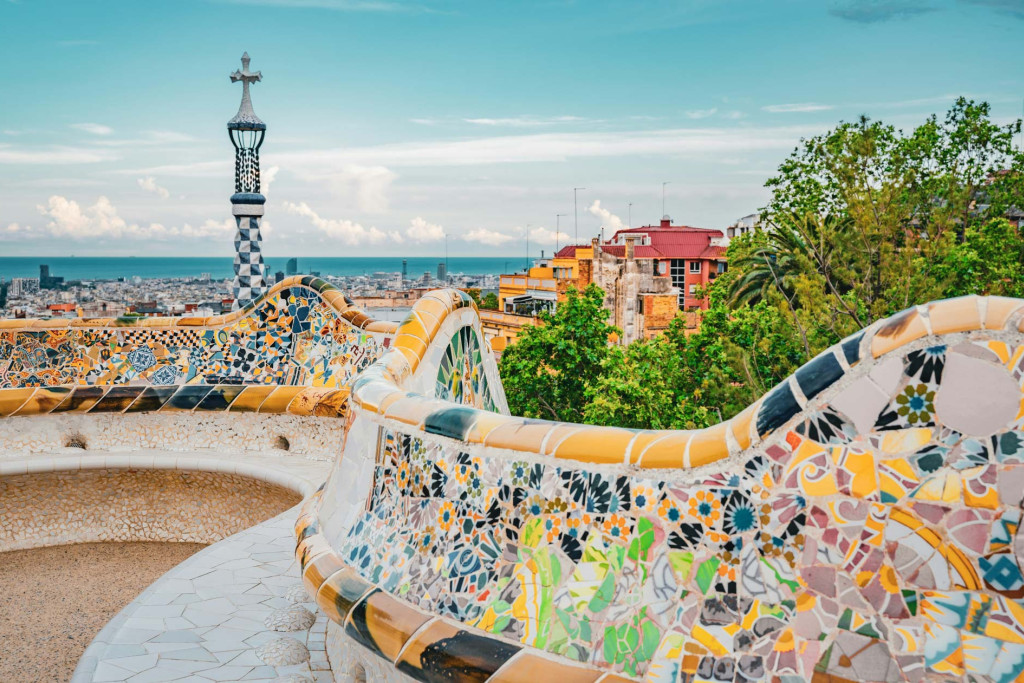 À 2 heures de vol de Paris, la capitale catalane est un condensé d’énergie, de culture et d’art de vivre hédoniste. Authentique et traditionnelle, festive et créative, Barcelone possède une incroyable attractivité. Cédez à un break ensoleillé, ponctué par les bonnes adresses que Yonder a glanées pour vous. 
