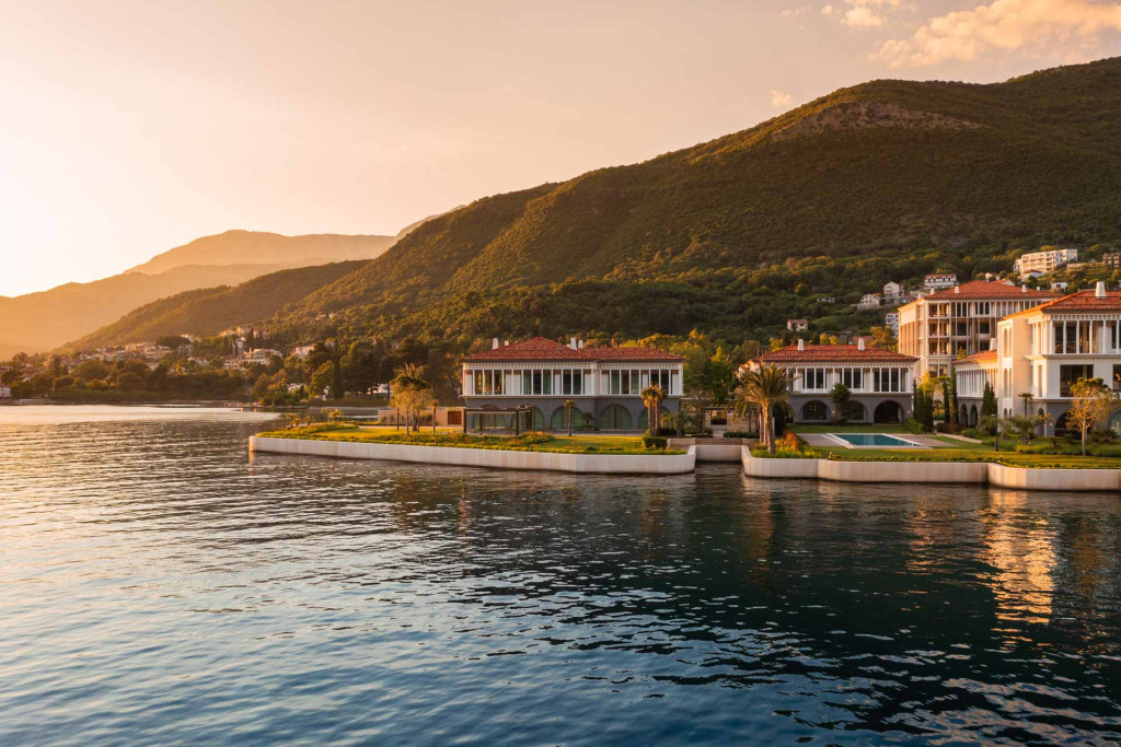 À l’entrée de la baie de Boka, sur la côte ouest du Monténégro, le One&Only Portonovi est le premier complexe de la marque en Europe. Entouré de montagnes spectaculaires et d’une mer paisible, l’hôtel de luxe se distingue par son spa Chenot aux traitements novateurs. 

