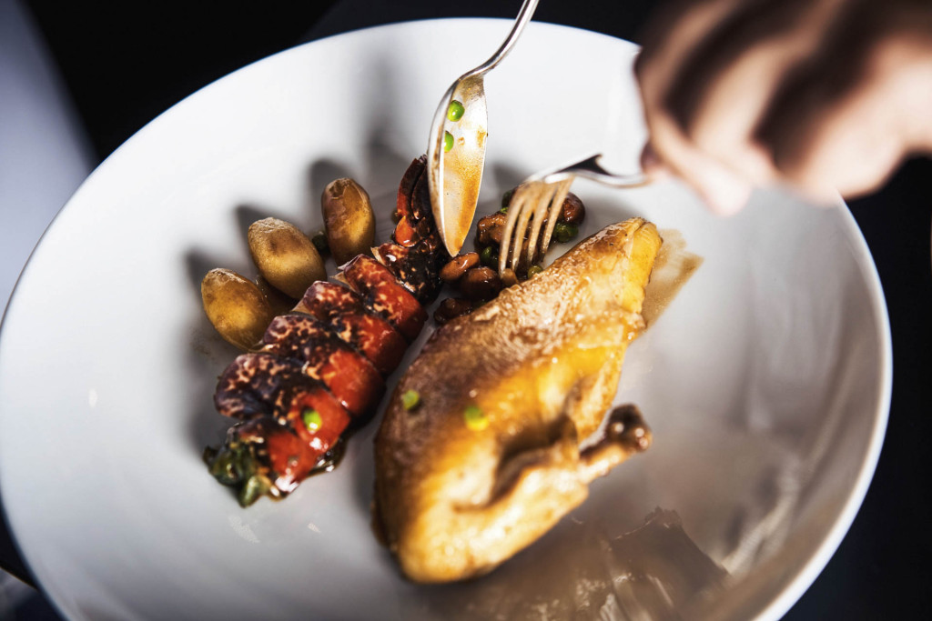 Précédée par la réputation de ses bouchons historiques et de ses grandes institutions culinaires, la « capitale mondiale de la gastronomie » abrite certaines des plus belles tables de France. Sélection des restaurants gastronomiques, bistrots contemporains et bouchons à Lyon. 