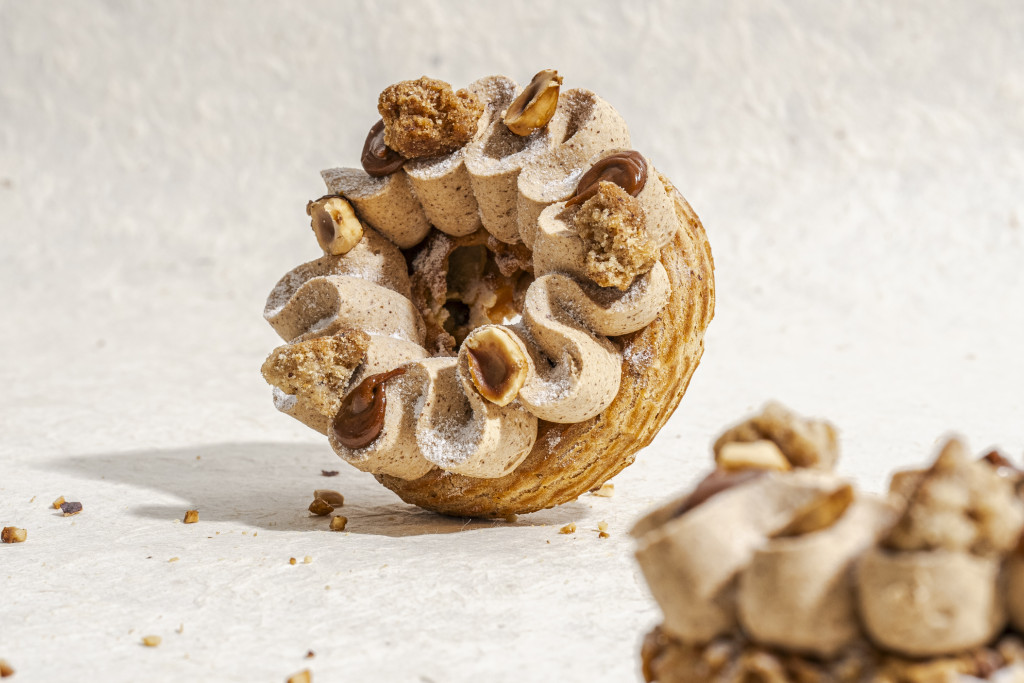 Grand classique de la pâtisserie française, le Paris-Brest se réinvente aujourd’hui dans de multiples versions, des plus traditionnelles aux plus créatives. En pâtisserie, en boulangerie ou dans les palaces, ce dessert emblématique né d’une course cycliste continue de séduire les gourmands. Voici où déguster les meilleurs Paris-Brest à Paris.
